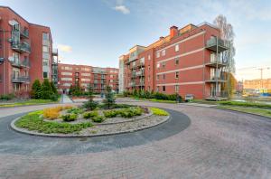 eine leere Straße in einer Stadt mit hohen Gebäuden in der Unterkunft Dom & House - Apartamenty Kamienice Nad Motławą in Danzig