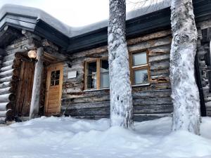 a log cabin in the snow at Ruka Chalet Charmant Oliver in Ruka