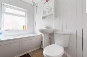 Et badeværelse på Monyhull Homestay - near City centre Kingsheath NIA NEC BHX
