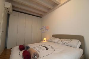 una camera da letto con due letti con asciugamani sopra di Appartamenti Acquadolce a Peschiera del Garda Altre 52 foto