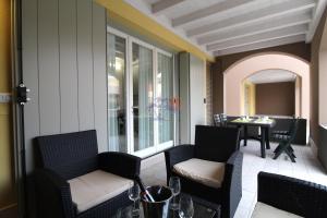 un balcone con 2 sedie e un tavolo con un tavolo di Appartamenti Acquadolce a Peschiera del Garda