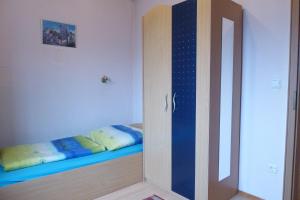 um quarto com um armário com uma cama e um espelho em Ferienwohnung Franz em Nördlingen
