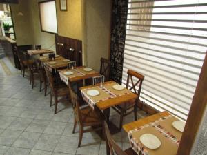 Reštaurácia alebo iné gastronomické zariadenie v ubytovaní Hostal La Campana
