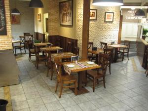 Reštaurácia alebo iné gastronomické zariadenie v ubytovaní Hostal La Campana