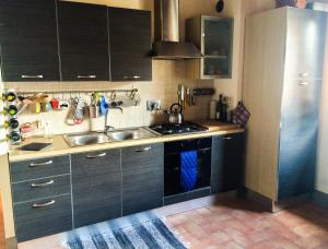 A kitchen or kitchenette at UMBRIA, "Casa Sagrantina" con PISCINA e pergolato
