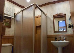 ein Badezimmer mit Dusche und Waschbecken in der Unterkunft La Famille Canyon Woods Tagaytay in Balibaguhan + 20 Fotos