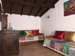 una sala de estar con 2 camas en una habitación en Quinta da Azenha, en Castelo Novo