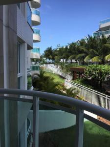 balcón con vistas a un complejo con palmeras en In Mare Bali Resort 127, en Parnamirim