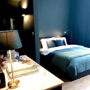 
Een bed of bedden in een kamer bij Bacchus Antwerpen - Rooms & Apartments
