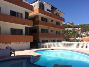 una piscina frente a un edificio en Hotel Terramar, en Acapulco