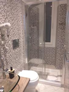 y baño con ducha, aseo y bañera. en Frattina Grand Suite Guesthouse, en Roma