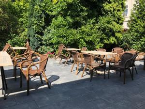 uma fila de mesas e cadeiras num pátio em Hotel am Schloss em Hanôver