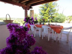 クアルトゥ・サンテーレナにあるVilla Ingeborgの紫の花が咲くパティオ(テーブル、椅子付)