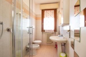 Koupelna v ubytování Isa Sirmione Apartments + 37 fotografií