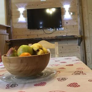 TV a/nebo společenská místnost v ubytování Le grenier des rêves