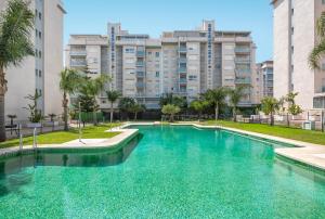 una piscina di fronte a un grande edificio di WintowinRentals Best Location, Beach, Pool & Parking a Rincón de la Victoria