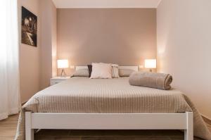a bedroom with a white bed with two lamps at Sunset Home Sperlonga - Allogio per uso turistico Giulia Sabella in Sperlonga