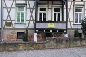 um edifício com um sinal amarelo em frente em Ferienwohnung Berthold WG 3 em Blankenburg