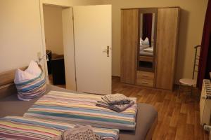 pokój z łóżkiem i drzwiami do sypialni w obiekcie Ferienwohnung Berthold WG 3 w mieście Blankenburg