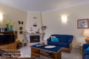 uma sala de estar com um sofá azul e uma lareira em Akivillas Lagos Garden em Lagos