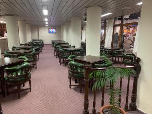 una fila de mesas y sillas en un restaurante en Hotel Savoia San Bernardo en San Bernardo