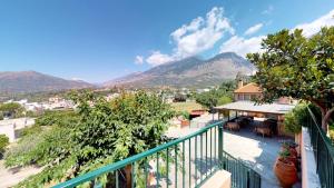 d'un balcon avec des montagnes en arrière-plan. dans l'établissement Nana Apartments, à Zarós