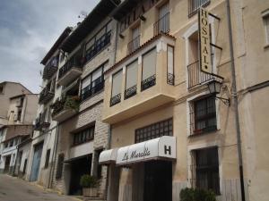 un edificio con un cartel de hotel en Hostal La Muralla, en Morella