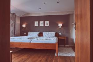 Ein Bett oder Betten in einem Zimmer der Unterkunft Gasthof zum Storch