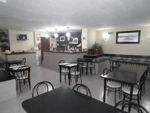un comedor con mesas y sillas en un restaurante en Hostal La Muralla, en Morella