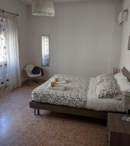 ローマにあるCasa Vacanze Kokoroma Ciproのベッドルーム1室(ベッド1台、テーブル、本付)