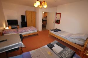 Zimmer mit 2 Etagenbetten und einem Wohnzimmer in der Unterkunft Private Room - Messe Nord in Hannover