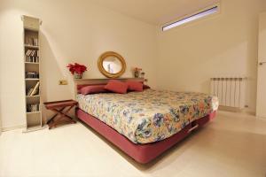 Posteľ alebo postele v izbe v ubytovaní Bonita villa pareada con piscina privada