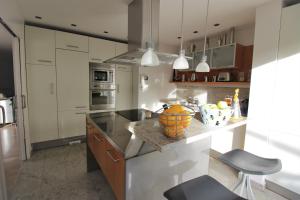 Kuchyňa alebo kuchynka v ubytovaní Bonita villa pareada con piscina privada