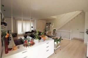 Posedenie v ubytovaní Bonita villa pareada con piscina privada