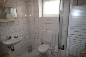 ein Badezimmer mit Toilette und Waschbecken in der Unterkunft Private Room - Messe Nord in Hannover