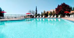 una gran piscina con sillas y sombrillas en Fairfield Plantation Resort, en Sand Hill