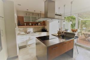 Kuchyňa alebo kuchynka v ubytovaní Bonita villa pareada con piscina privada