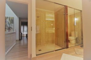 Kúpeľňa v ubytovaní Bonita villa pareada con piscina privada