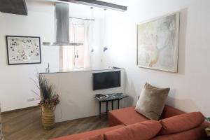 - un salon avec un canapé et une télévision dans l'établissement Campo de' Fiori apartment, à Rome