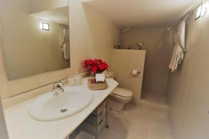 Kúpeľňa v ubytovaní Bonita villa pareada con piscina privada