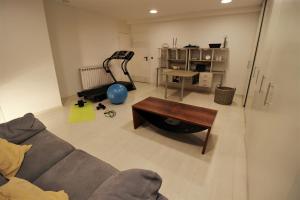 Posilňovňa alebo fitness centrum v ubytovaní Bonita villa pareada con piscina privada