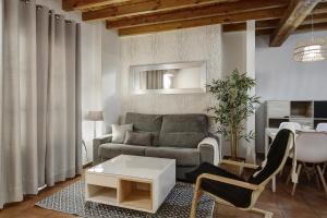 A seating area at Home4u, Elvira 16, 2A