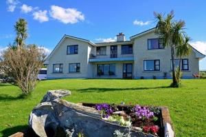 Gallery image of DeCourcey's Hazelbrook Farmhouse B&B in Cleggan