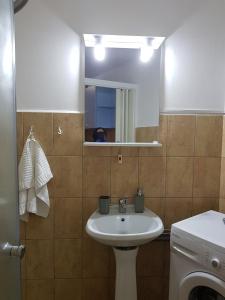 bagno con lavandino e specchio di Apartament Diara a Sibiu