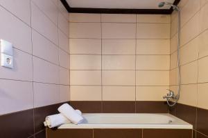 een badkamer met een bad en 2 handdoeken bij Sea Side House Rapanas in Falasarna