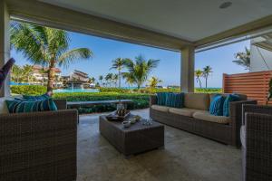 una sala de estar con 2 sofás y vistas al océano. en Sotogrande At Cap Cana, en Punta Cana