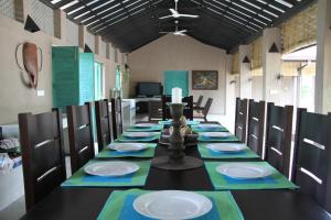 una mesa larga con platos en una habitación en Yala Villa, en Yala