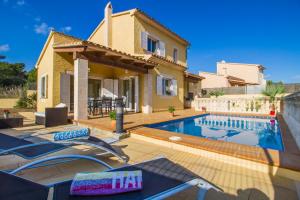 een huis met een zwembad voor een huis bij Villa del Mar in Capdepera