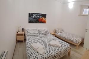 シラクーサにあるil daviduccio houseのベッド1台、ソファ、絵画が備わる客室です。