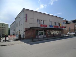 een groot gebouw met een bar mins station op een straat bij Iskra in Augustów